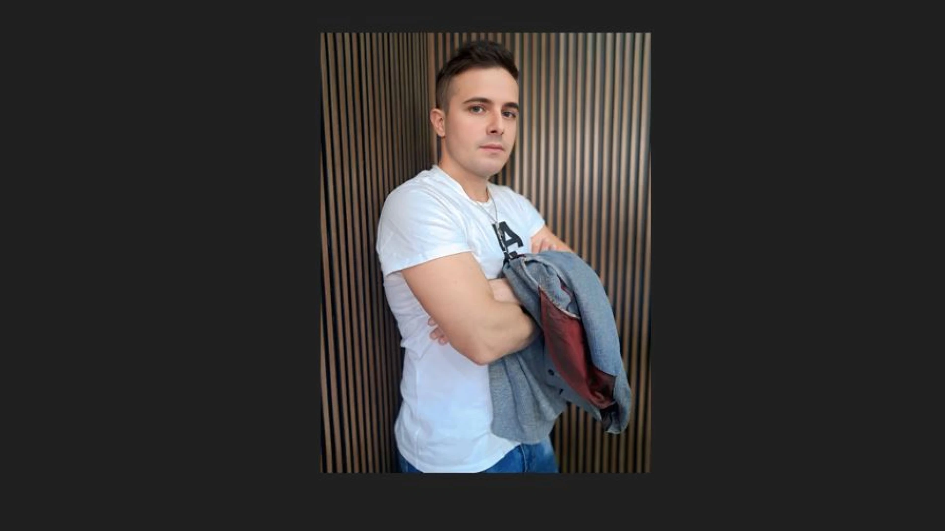 “Profumo di viole sfiorite”. Antonio Borsa torna con un inno alla resilienza e un omaggio a Max Pezzali.